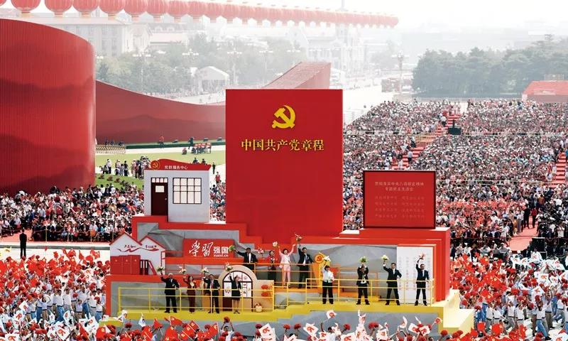 2019年10月1日上午，慶祝中華人民共和國成立70周年大會在北京天安門廣場隆重舉行。這是群眾游行中的“從嚴(yán)治黨”方陣。新華社記者 蘭紅光/攝