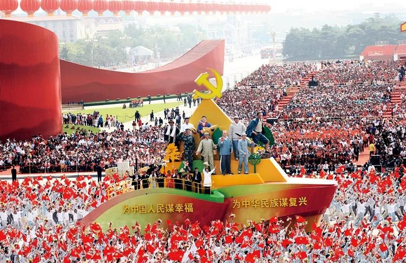 2019年10月1日上午，慶祝中華人民共和國成立70周年大會在北京天安門廣場隆重舉行。這是群眾游行中的“不忘初心”方陣。新華社記者 蘭紅光/攝