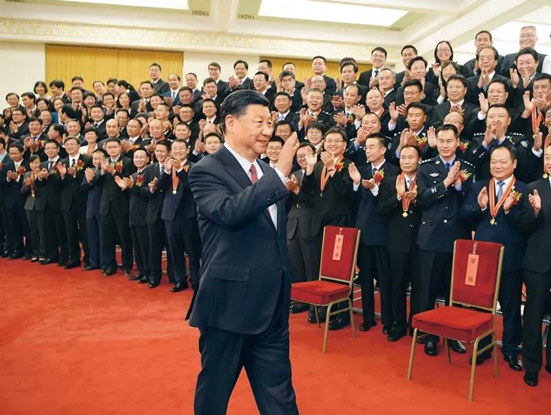 2019年6月25日，黨和國家領(lǐng)導(dǎo)人習(xí)近平、李克強、王滬寧等在北京人民大會堂會見第九屆全國“人民滿意的公務(wù)員”和“人民滿意的公務(wù)員集體”受表彰代表。新華社記者 李學(xué)仁/攝